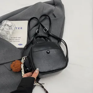 Sac à dos minimaliste en cuir PU noir pour femme avec breloque ours et corde tissée