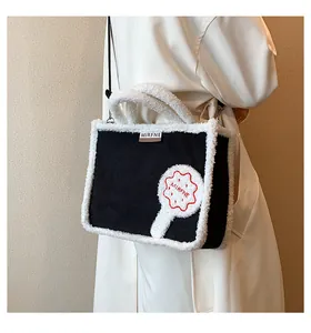 Detailansicht der großen Lammwoll-Tasche am Model zur Darstellung von Größe und Textur