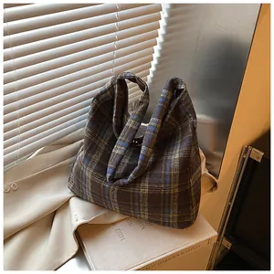 Dettaglio della borsa tote vintage in lana a quadri con trama ricca e morbida
