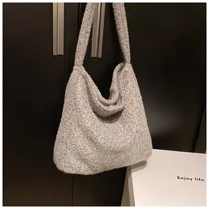 Dettaglio della borsa tote in pile grigio con trama morbida e capienza elevata