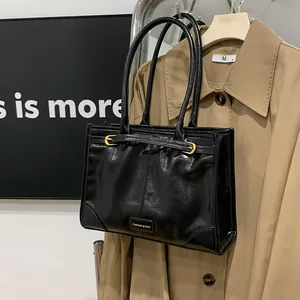 Vintage schwarze Shopper-Tasche aus Leder mit goldener Schnalle und Fashion & Bag Logo