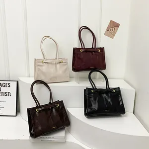 Große Vintage Leder-Tragetaschen in Off-White, Burgund, Braun und Schwarz für Damen