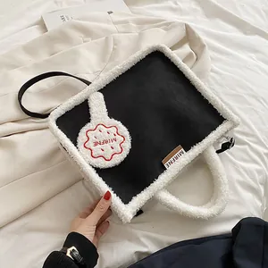 Große schwarze Wildledertasche mit weißem Kunstpelzbesatz und Keks-Stickerei