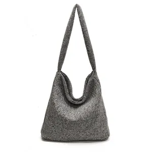Borsa tote a quadri in lana grigia con morbida trama in agnello e tracolla integrata