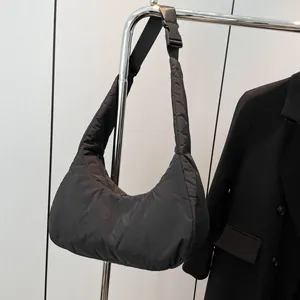 Sac à bandoulière en nylon noir matelassé en forme de croissant avec sangle réglable
