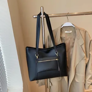 Große schwarze Leder-Shopper-Tasche mit goldenen Details und Außentasche für den Alltag