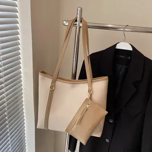 Schicke Shopper Tasche in Beige und Braun mit kleinem Beutel an einem Metallständer