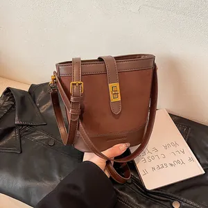 Sac seau en daim marron imprimé léopard avec bordure cuir et fermoir doré chic
