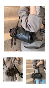 Détails du sac Boston rétro noir avec poches latérales et pendentif en chocolat créatif