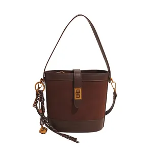 Sac seau léopard vintage avec patchwork en daim marron et boucle dorée élégante