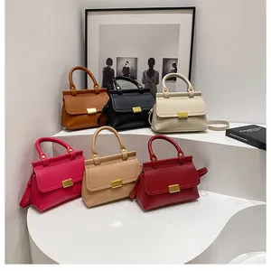 Présentation de six sacs bandoulière en cuir texturé minimalistes en couleurs variées