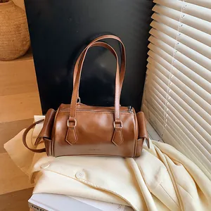 Sac bandoulière marron vintage avec plusieurs poches et finition rétro polie