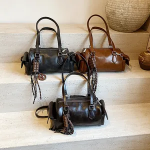 Sac Boston vintage en cuir mat avec poches multiples et breloques thème chocolat