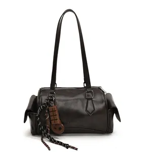 Sac Boston marron foncé en forme de cylindre avec poches et pendentifs décoratifs