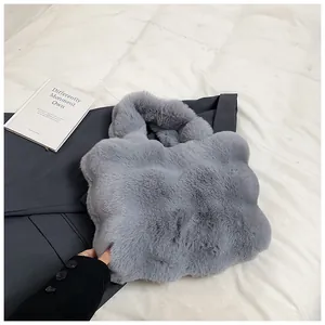 Elegante bolso gris de piel sintética con textura suave y diseño chic en forma de pétalo