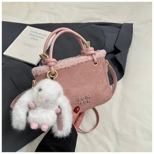 Sac seau rose avec bordure en peluche et adorable porte-clés lapin blanc en fourrure