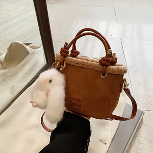 Sac Seau Tendance en Fausse Fourrure et Daim pour Femmes avec Pendentif Lapin Sac à Bandoulière Petit Hiver Polyvalent Sac à Main