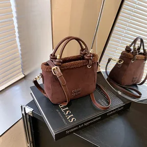 Mini sac cabas en daim marron foncé avec bordure en fourrure et bandoulière