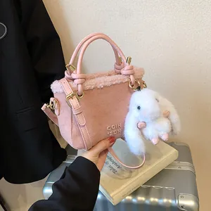 Sac seau en daim rose avec bordure en fourrure et breloque lapin pour sorties hivernales