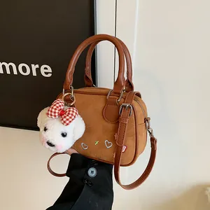 Sac Boston Vintage en Cuir PU Givré pour Femmes Sac à Main Bandoulière avec Broderie Coeur et Pendentif Ours Chien Peluche