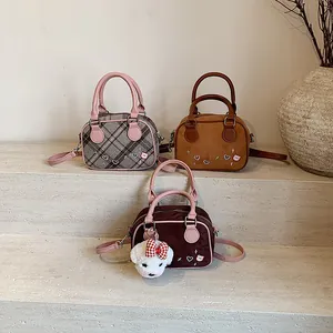 Trois sacs à main Boston élégants avec charms chiots mignons et broderies en décor épuré