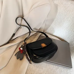 Sacoche selle rétro noire à motif crocodile avec boucle dorée et pendentif ours