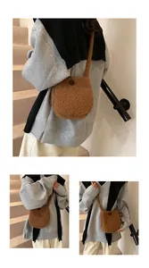 Détail de la matière pelucheuse marron et du bouton vintage sur ce sac bandoulière