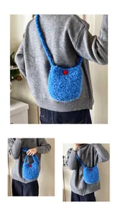 Détail du sac à bandoulière en peluche bleu vif avec bouton rouge et texture duveteuse