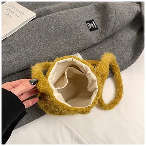 Détail de l'intérieur du sac en peluche jaune avec doublure douce et poche zippée
