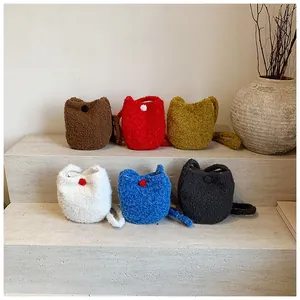 Gros plan de sacs seaux en peluche douce en six couleurs sur un escalier minimaliste