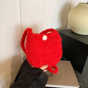 Sac à bandoulière chic en peluche rouge de forme macaron avec texture douce