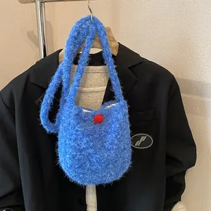 Sac à bandoulière en peluche bleu vif avec pompon rouge et texture en fausse fourrure