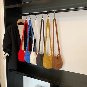 Petit sac bandoulière en peluche douce de différentes couleurs pour l'hiver