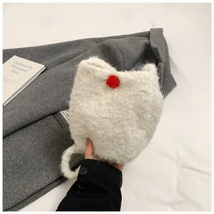 Détail du sac seau en peluche blanche en forme de chat avec nez rouge et longue queue
