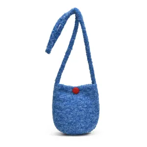 Mignon sac bandoulière en feutre bleu roi ovale avec bouton rouge décoratif