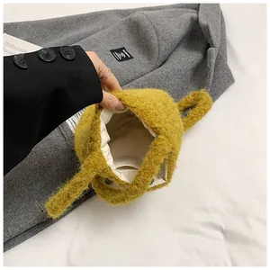 Vue intérieure du sac seau en peluche jaune avec doublure et poche zippée