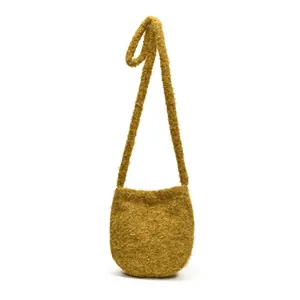 Sac seau bandoulière en peluche jaune moutarde avec texture douce et sangle