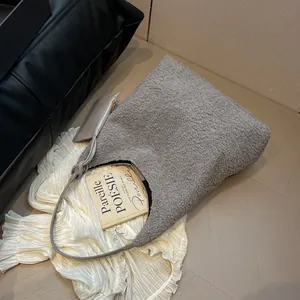 Elegante borsa tote grigia in pelliccia sintetica con spalline in pelle e pochette
