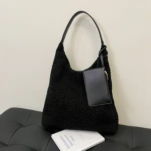 Borsa tote nera in peluche con tracolla in pelle e portamonete rimovibile per l'inverno