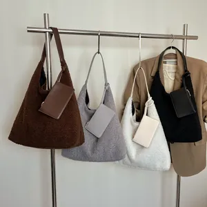 Borsa tote in ecopelliccia da donna in quattro colori con piccoli borsellini coordinati