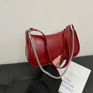 Sac Baguette Femme Rétro en Cuir PU Brillant Sac à Épaule Sous le Bras Minimaliste Avec Chaîne en Métal Argenté Sac à Main Style Urbain Élégant
