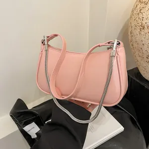 Sac sous le bras en similicuir rose avec chaîne argentée dans un cadre lifestyle