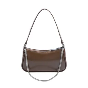 Sac baguette classique en cuir marron ciré avec chaîne argentée et bandoulière