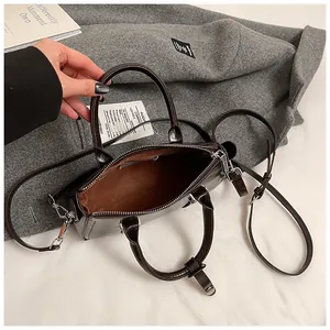 Détail de l'intérieur du sac polochon en cuir ciré rétro avec bandoulière réglable