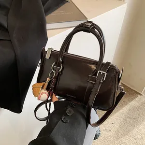 Sac à Main Boston en Cuir PU Brillant Vintage Petit Sac Bandoulière Oreiller Avec Pendentif Baseball Sac à Épaule Polyvalent