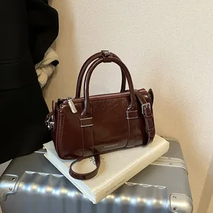 Sac bowling marron rouge foncé en cuir ciré avec poignées rondes et bandoulière