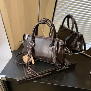 Sac Boston rétro en cuir ciré marron avec doubles poignées et bandoulière amovible