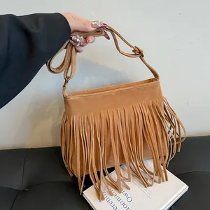Sac bandoulière bohème en daim kaki avec de longues franges et bandoulière réglable