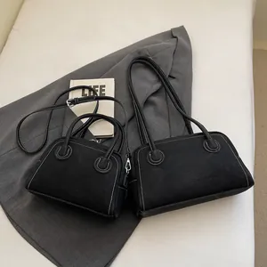Sac à main élégant en cuir mat noir avec surpiqûres blanches contrastées en deux tailles