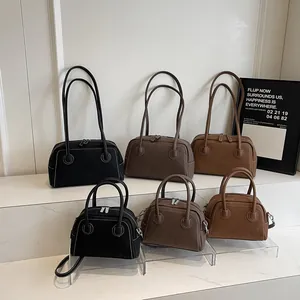 Trois sacs à main Boston élégants en noir et marron avec coutures contrastées blanches